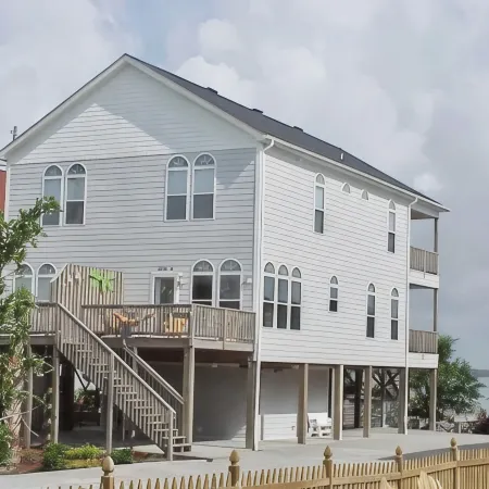 Sandy Beaches-Soundfront/Hot tub/Boatlift/Pets ok