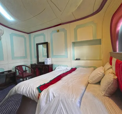 Dewanekhas Hotel & restaurent