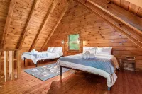 Peaceful 2-Bedroom Cabin near Lake Hope State Park in the Hocking Hills Region - 4 stjerner