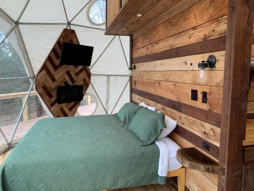 Moonshiner Tree Dome is rustic luxury with big, beautiful panoramic views. - Alppimaja