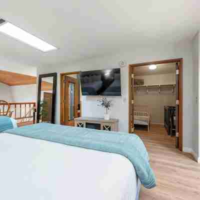 Forest Home with Deck, EV Charger, King Beds Rooms
