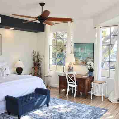 Modern Home, Multi Unit, Relaxing Spacious Patio Ready for Fun! Rooms