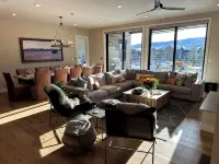 JUST LISTED Luxury 4BR Retreat in Wildhorse Meadows - Après Escape Chalet - 4 tähden