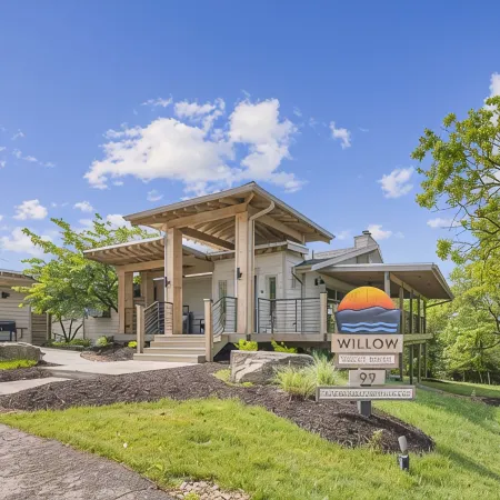Willow – Lakefront Luxe w/ Resort Access on Table Rock Lake