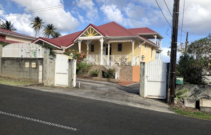 Pretty villa of very good quality with view on sea and Mountain
