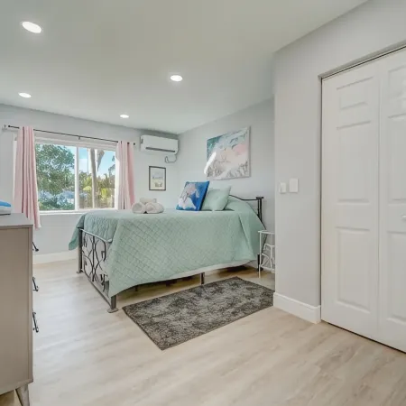 NEW BEACH LISTING-Block To The Beach, Fishing Nearby, Surfing, Chairs