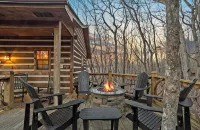 Sweet Retreat Cabin -  Fiber Optic Wi-Fi, Hot tub, Pool table and more.... - シャレー