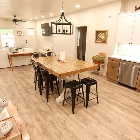 Fully Remodeled! Three minute WALK to the Pioneer Woman Merc!