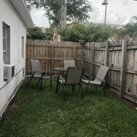 AMAZING PRIVATE COSY HOUSE, FENCED YARD, NEW, PETS