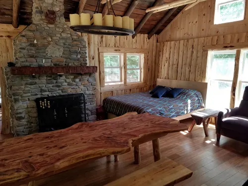 PET-FRIENDLY - Twilight Cabin a Unique Waterfront Log Cabin