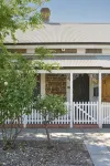 Inner-city Cottage - Designer Furnishings - บังกะโล