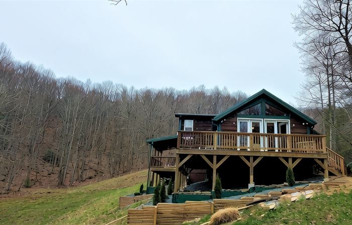 Secluded mountain cabin w. amazing views on 12 acres 3 miles to Blue Ridge Pkwy!