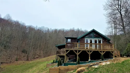 Secluded mountain cabin w. amazing views on 12 acres 3 miles to Blue Ridge Pkwy!