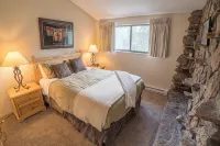 Spacious 3Bed condo 5 min from Winter Park, walk 2 Town & steps from bus stop! - Pools