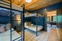 PICKLE & PUTT - Pickleball + Mini Golf + Games + Hot Tub + more - SLEEPS 22 - Chalets