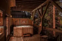 Cheerful 4-Bedroom Cabin with Hot Tub