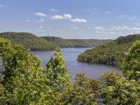 State Parks & Lake Access! Screened Porch, MountainViews, Kayaks, LuxBeds, Games - 小木屋