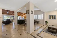 Lakefront Resort Villa - Heated Infinity Pool & 8-Seat Spa - Kayaks - 4BR