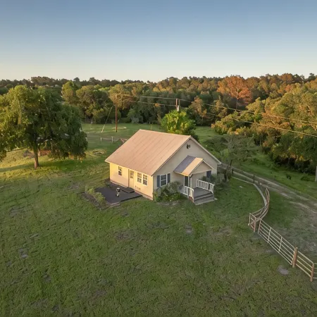 The Country Cottage w/ Beautiful Views-5 mi. from historic downtown