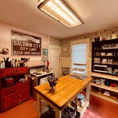 Baldwin House with the Peach Floor