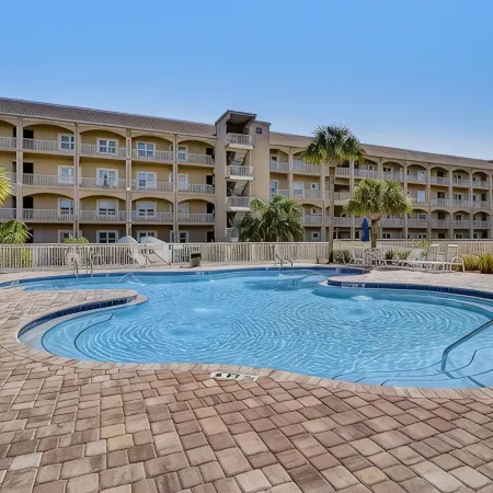 Walk to Beach. Pool, Hot Tub, Balcony, NEWER Furniture
