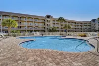 Walk to Beach. Pool, Hot Tub, Balcony, NEWER Furniture - 4-Star