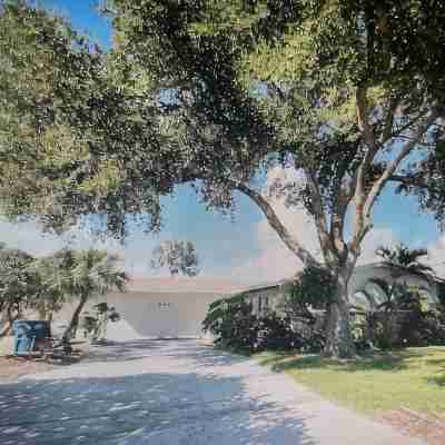 St. Pete Beach , 3-2 , heated pool , one month minimum lease. Hotel Exterior