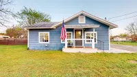 Lupita’s Casita Cozy, Spacious Yard, Sleeps 10, Pets OK, Fire Pit & Patio - Wi-Fi