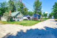 Cheerful Single Level Home w/ Shared Beach on Sebago Lake! - 3-Star