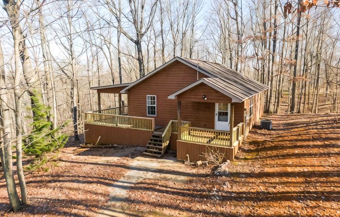 3 miles from Wolf Creek Dam! Boat and camper parking available