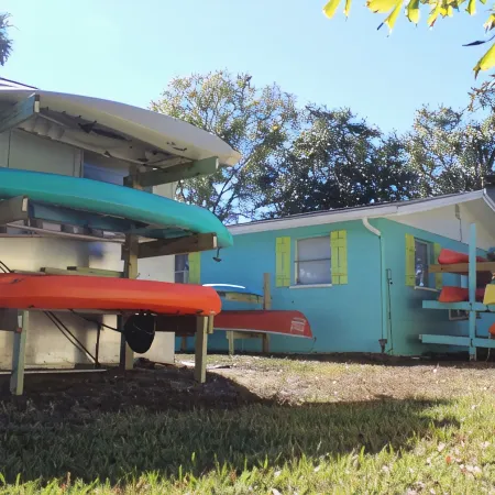 Tiki Tropical Retreat - directly on the clear Weeki Wachee River (not a canal)