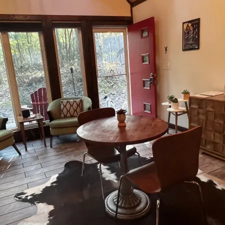 Rising Fawn Barn Guesthouse in the Woods on Lookout Mountain GA. Отели в г. Дейд