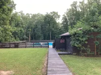 Cozy Creek Cabin: 1-Bedroom Cabin next to Pipestem Resort - piscina