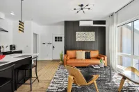 Penthouse deluxe studio, Mt Hood views, downtown White Salmon, suite 12