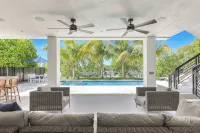 New!Luxurious & spacious waterfront 4 bedroom house in Marathon with endless fun
