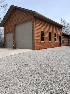 Eureka Springs, AR. Cozy log cabin studio, sleeps 2-4.Lake view- 15 min to town - Hytter