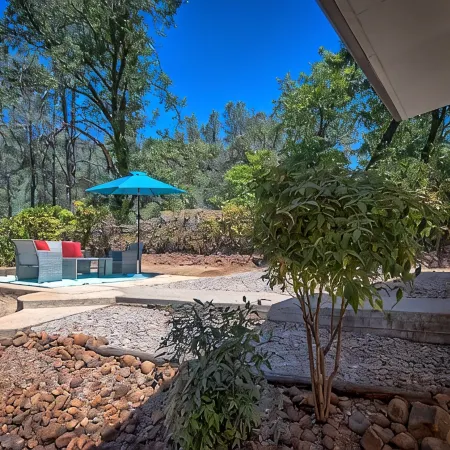 Peaceful Cottage Retreat - 1 mile from Lake Shasta