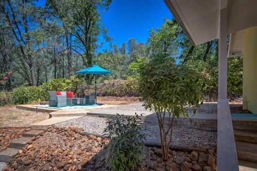 Peaceful Cottage Retreat - 1 mile from Lake Shasta - 4-Star