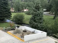 Ski-in/Ski-Out, Steps to Lifts, 1 Block to Downtown, Updated & Clean Hotels in Red River