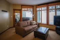 Ski in Ski out condo with private Hot Tub backing on Golf course. 2 bed 2 bath. - Kitchenette