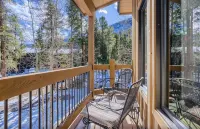Beautiful 3 bedroom with private hot tub, walkable to town and trails