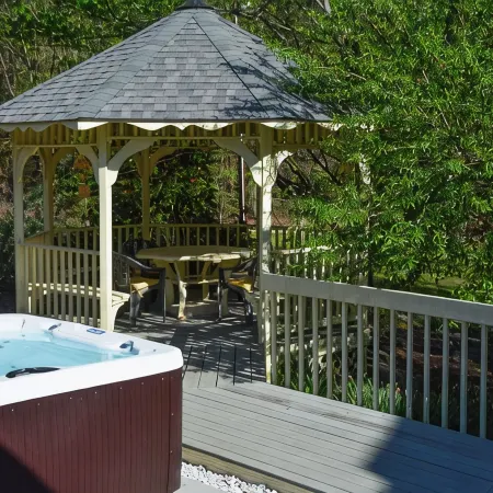 Lake Jocassee retreat on two acres!! New hot tub, Devil’s Fork State Park