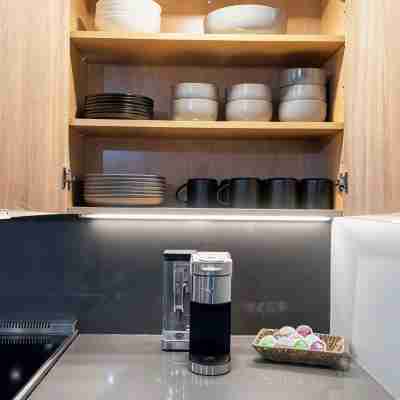 Upscale Duluth Suite / 15 Minute Drive to Canal Park / Easy Parking / Quiet Area Dining/Meeting Rooms