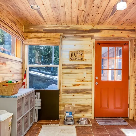 Arrowhead Sanctuary!! Beautiful Cabin! Deck with Fire Pit & Incredible Views!