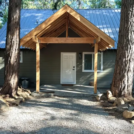 Secluded Cabin with Hot tub on spacious private lot