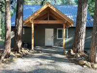Secluded Cabin with Hot tub on spacious private lot