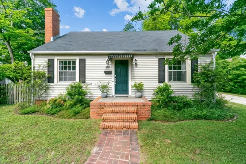 This beautiful home is in the historic Haymount district of Fayetteville. - 3 ดาว