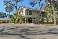 Manatee Manor. Waterfront, dock, stilted home. Renovated June '23. - 4-Star