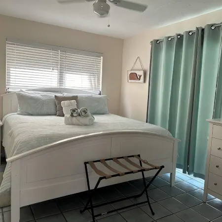 A  Gem on Siesta Key Close to Village - 2Br w Balcony,  1945 Triplex 2nd Floor