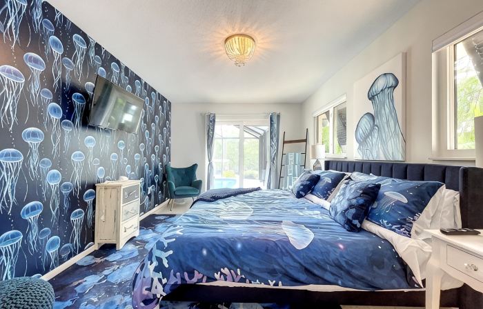 Cute canal front Cottage with dock & boat lift and pool ,short walk to the beach